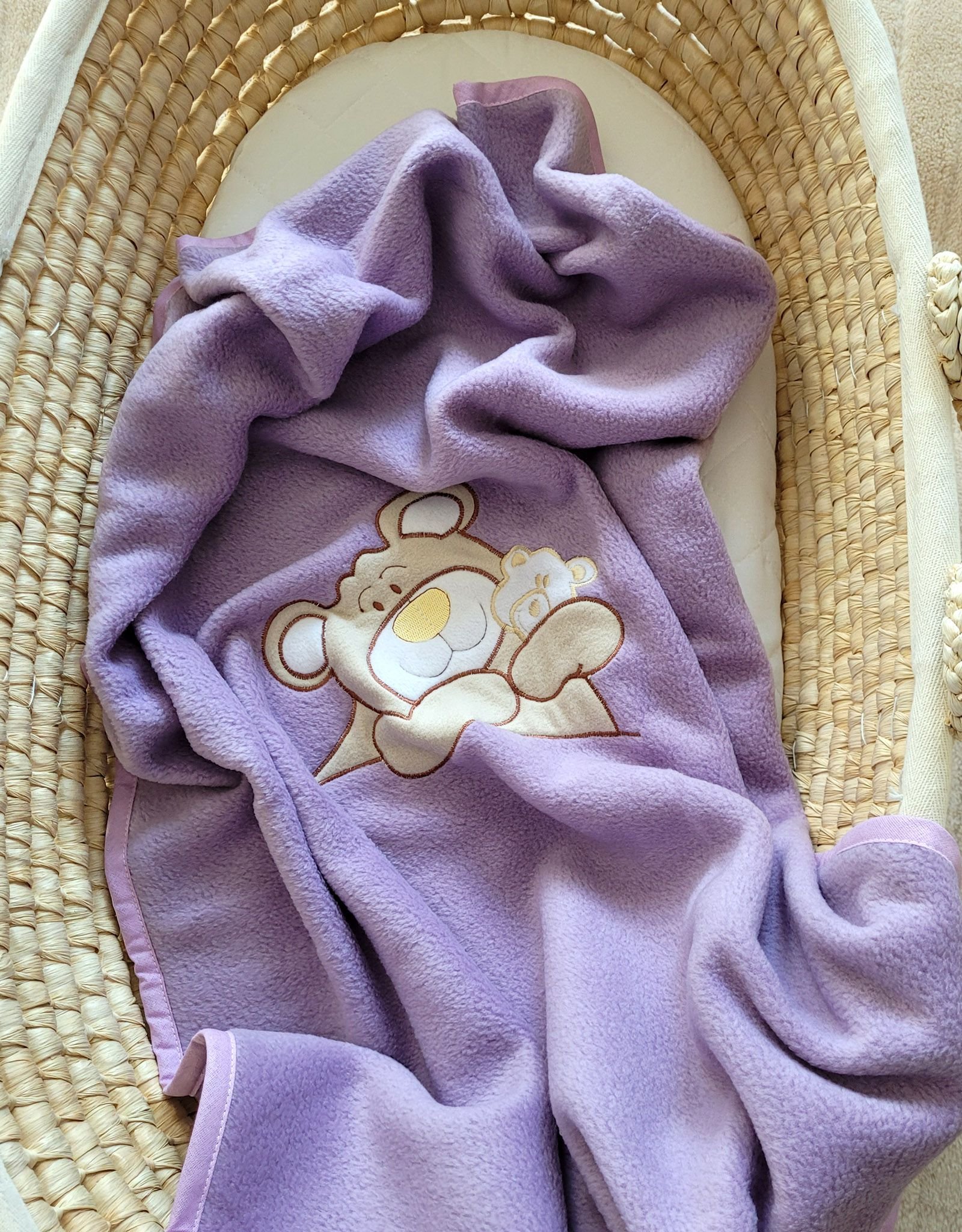 Flisinė antklodė kūdikiams – meškiukas Barnaba, alyvinė - Image 3