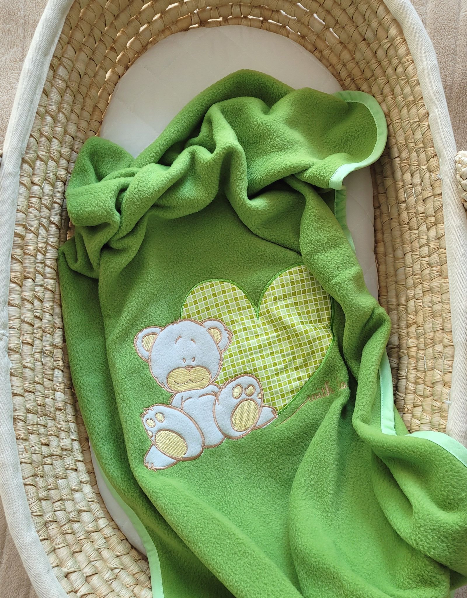 Flisinė antklodė kūdikiams – Milo, meškiukas su širdele, žalia - Image 2