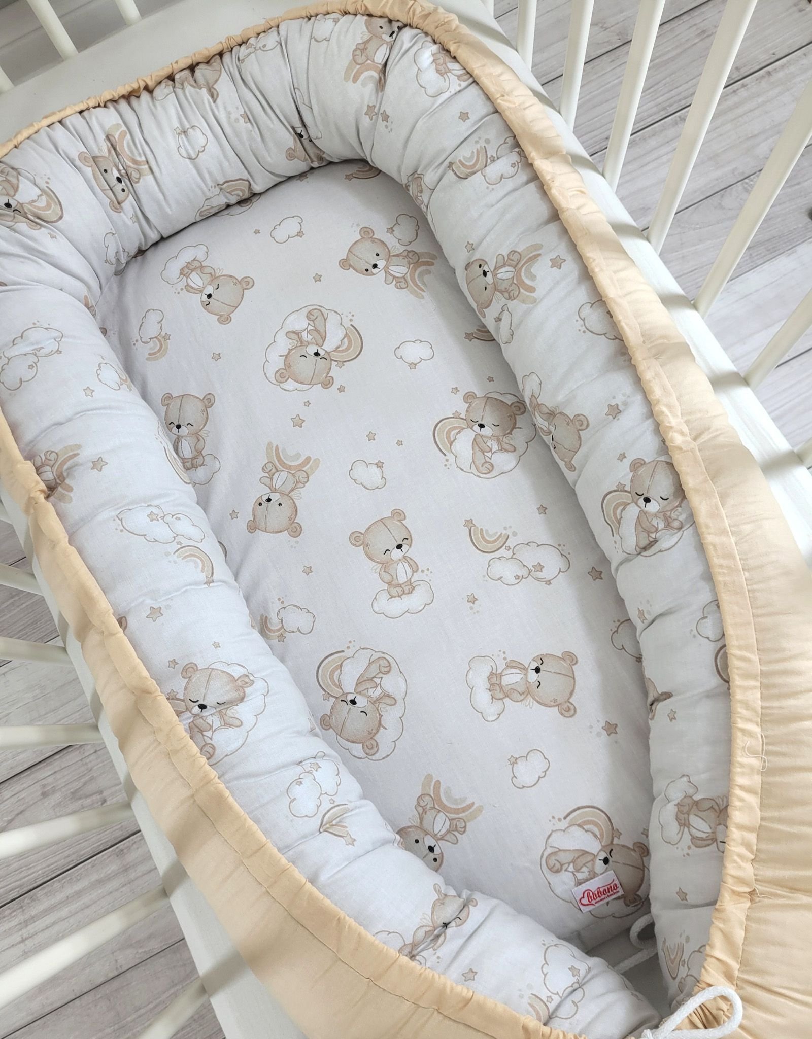Kūdikio lizdas dvipusis Premium Cocoon naujagimiams BOBONO - vaivorykštė, smėlio meškiukas/smėlio - Image 4