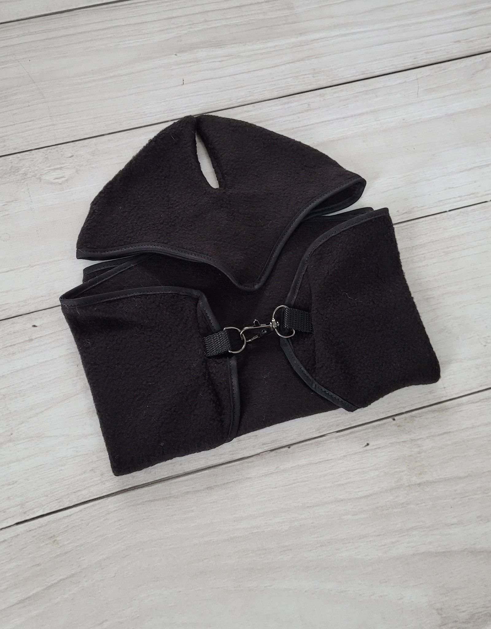 Rinkinys Hobby Horse A3: flisinė antklodė + šiltos ausinės – juoda - Image 4