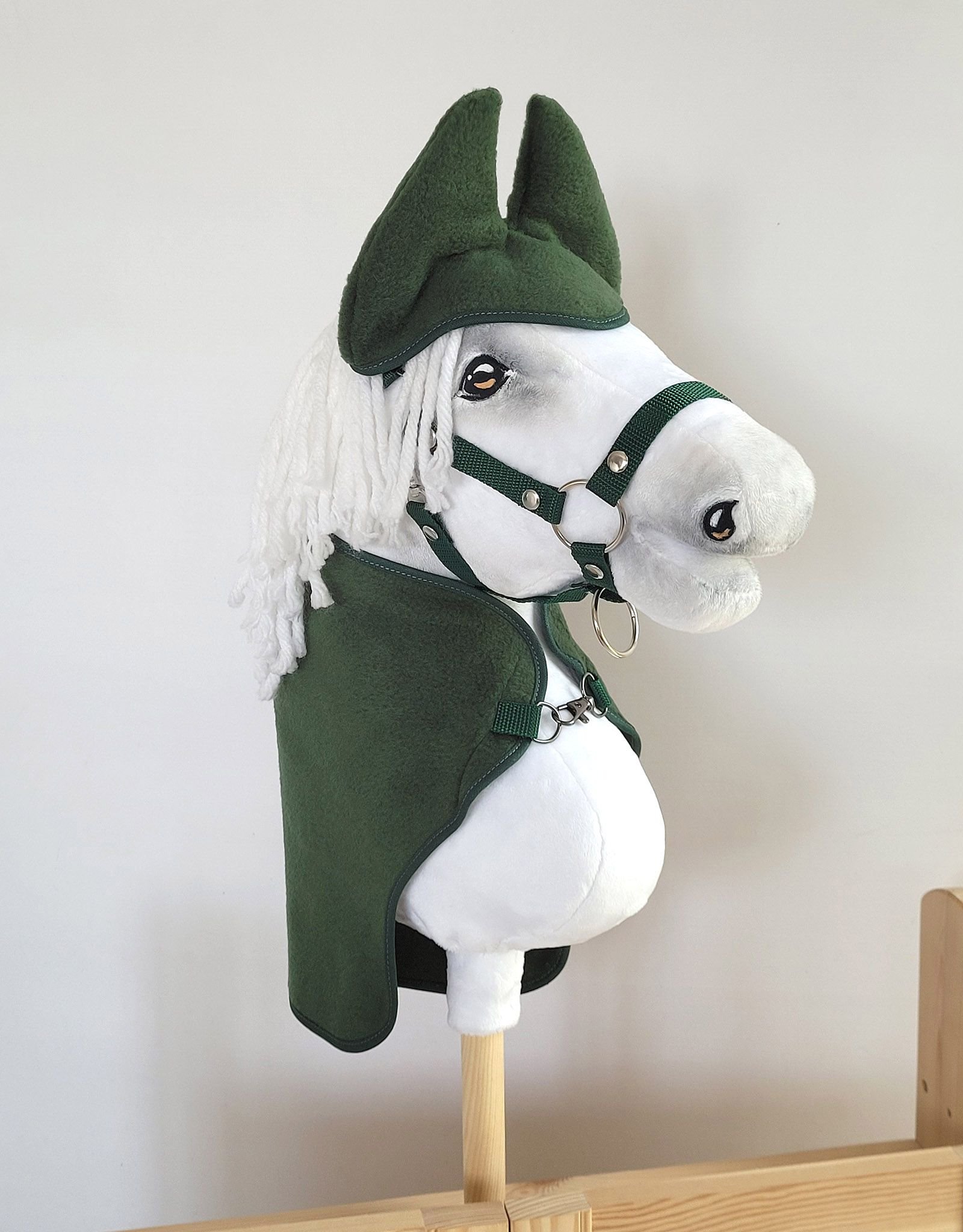 Rinkinys Hobby Horse A3: flisinė antklodė + šiltos ausinės – tamsiai žalia - Image 3
