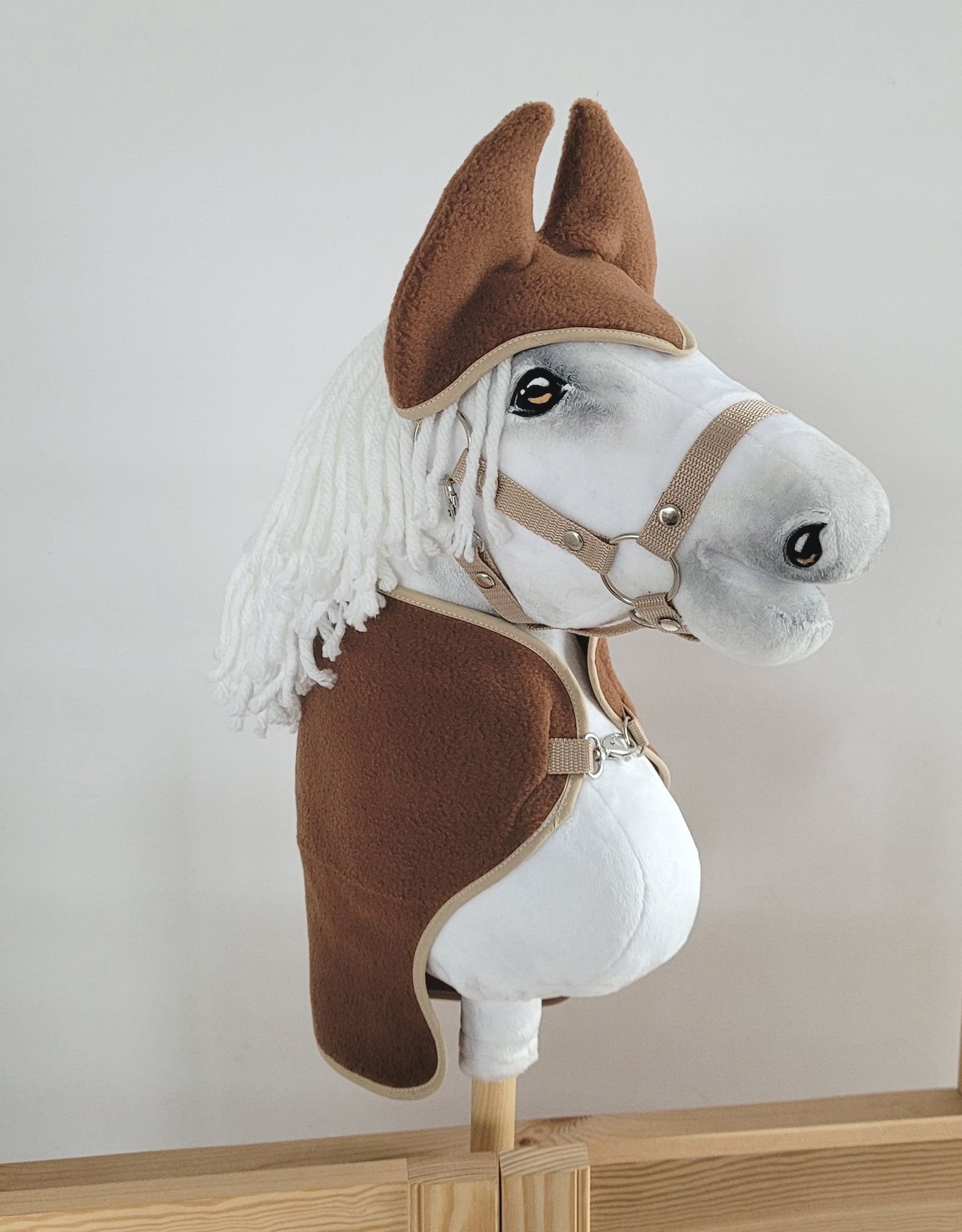 Rinkinys Hobby Horse A3: flisinė antklodė + šiltos ausinės – ruda - Image 2