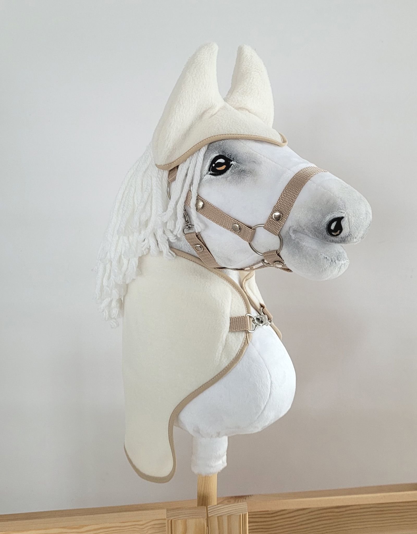 Rinkinys Hobby Horse A4 ir A5: flisinė antklodė + šiltos ausinės – kreminė - Image 2
