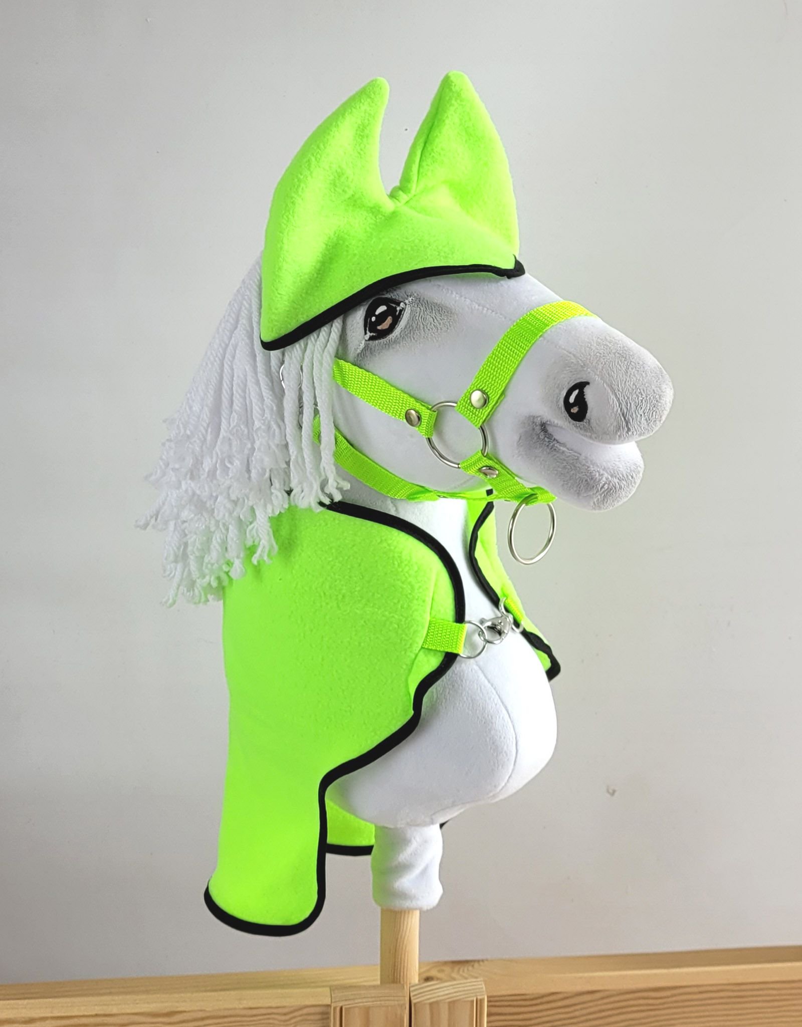Rinkinys Hobby Horse A3: flisinė antklodė + šiltos ausinės – neoninė žalia - Image 3