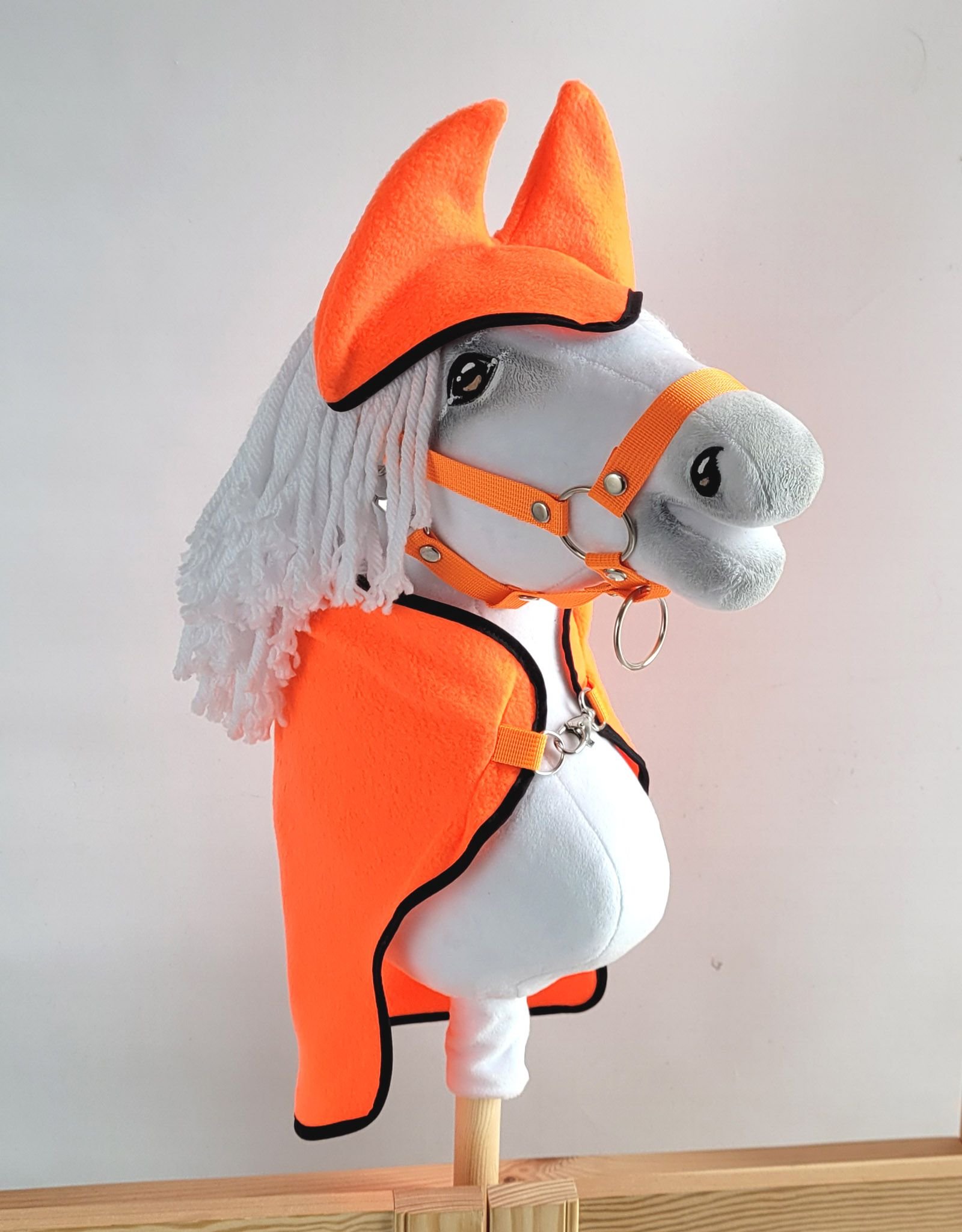 Rinkinys Hobby Horse A3: flisinė antklodė + šiltos ausinės – neoninė oranžinė - Image 3