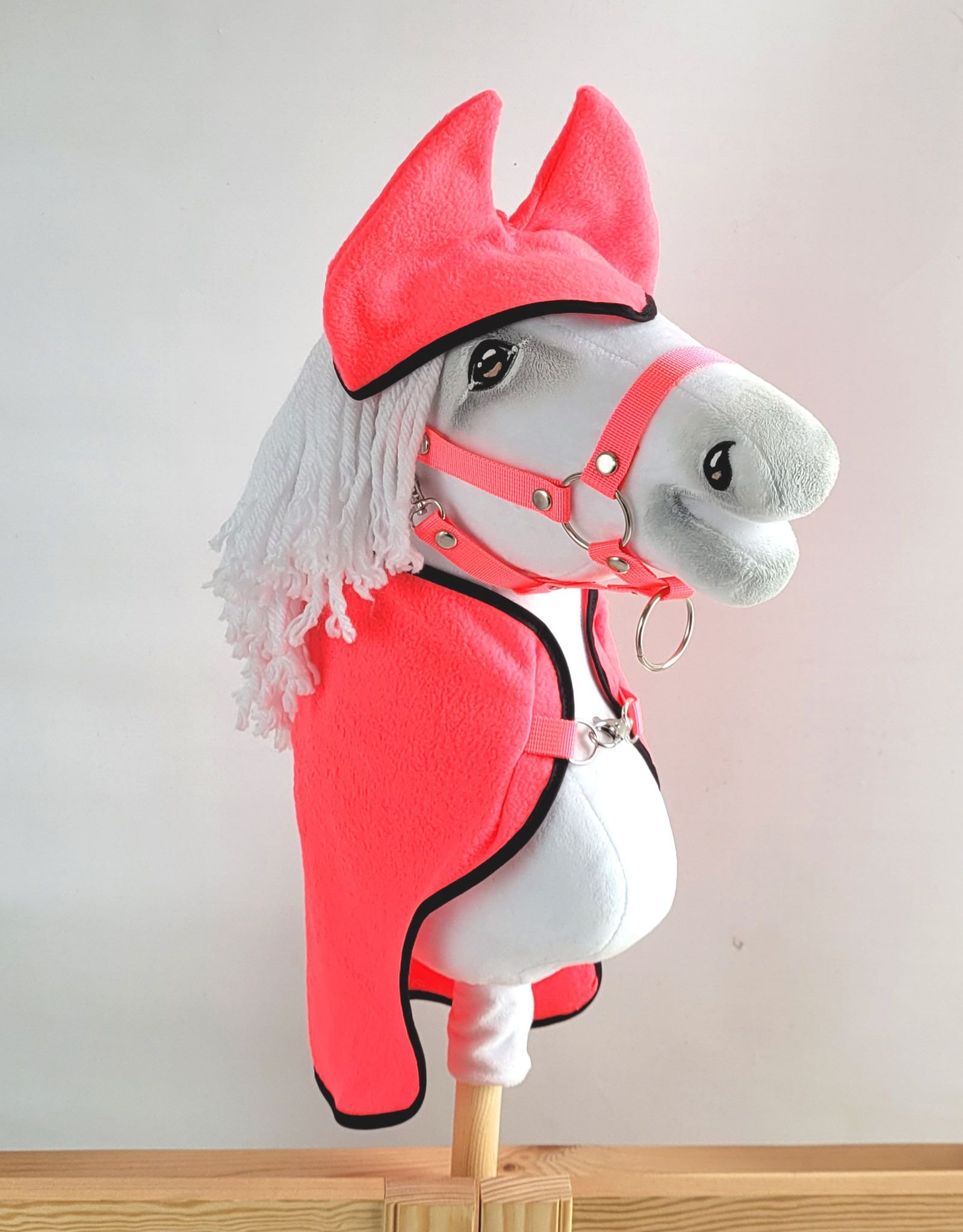 Rinkinys Hobby Horse A3: flisinė antklodė + šiltos ausinės – neoninė rožinė - Image 3