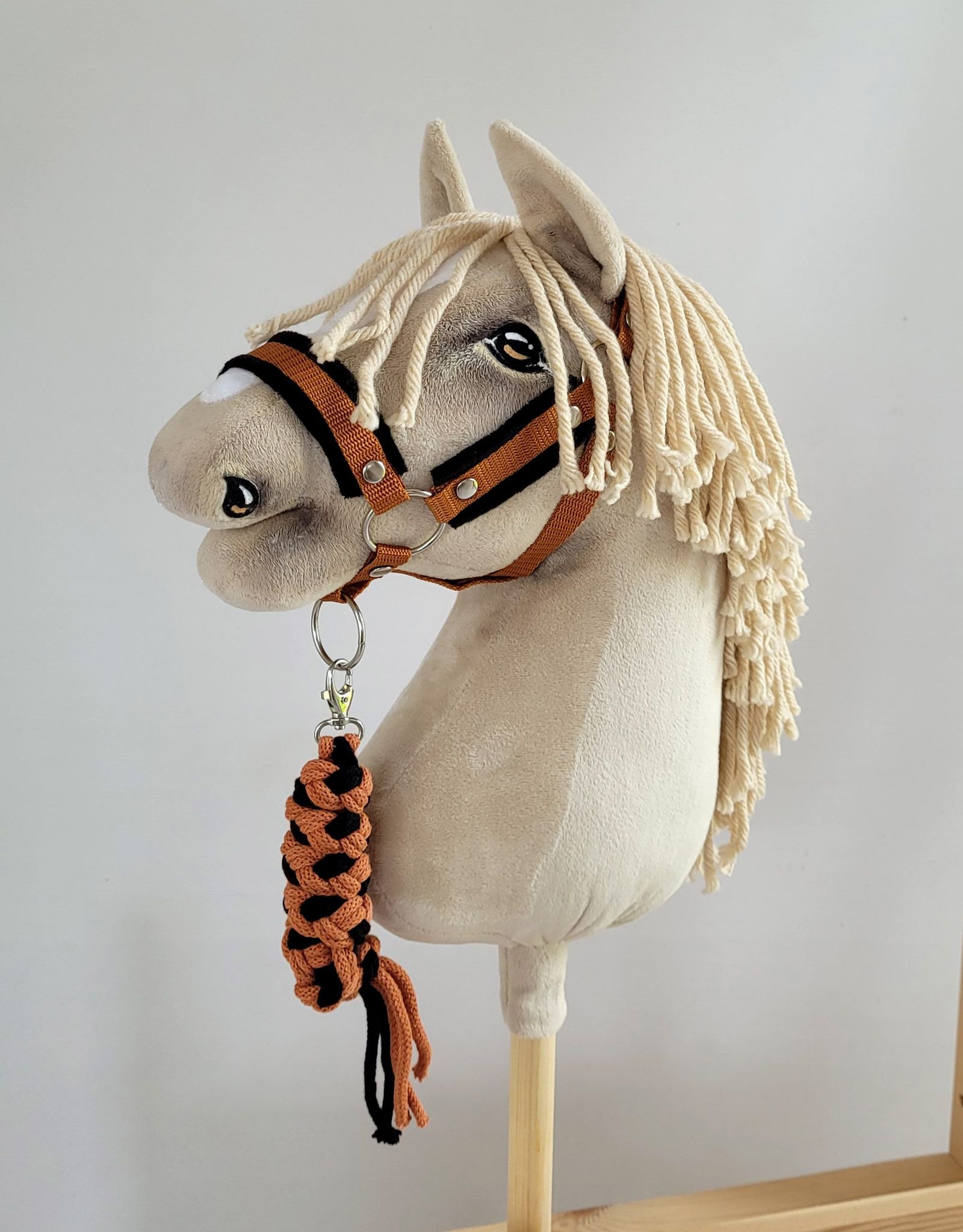 Rinkinys Hobby Horse: apynasris A3 su juodu kailiuku + pavadėlis iš virvės - juoda-imbiro spalvos - Image 5