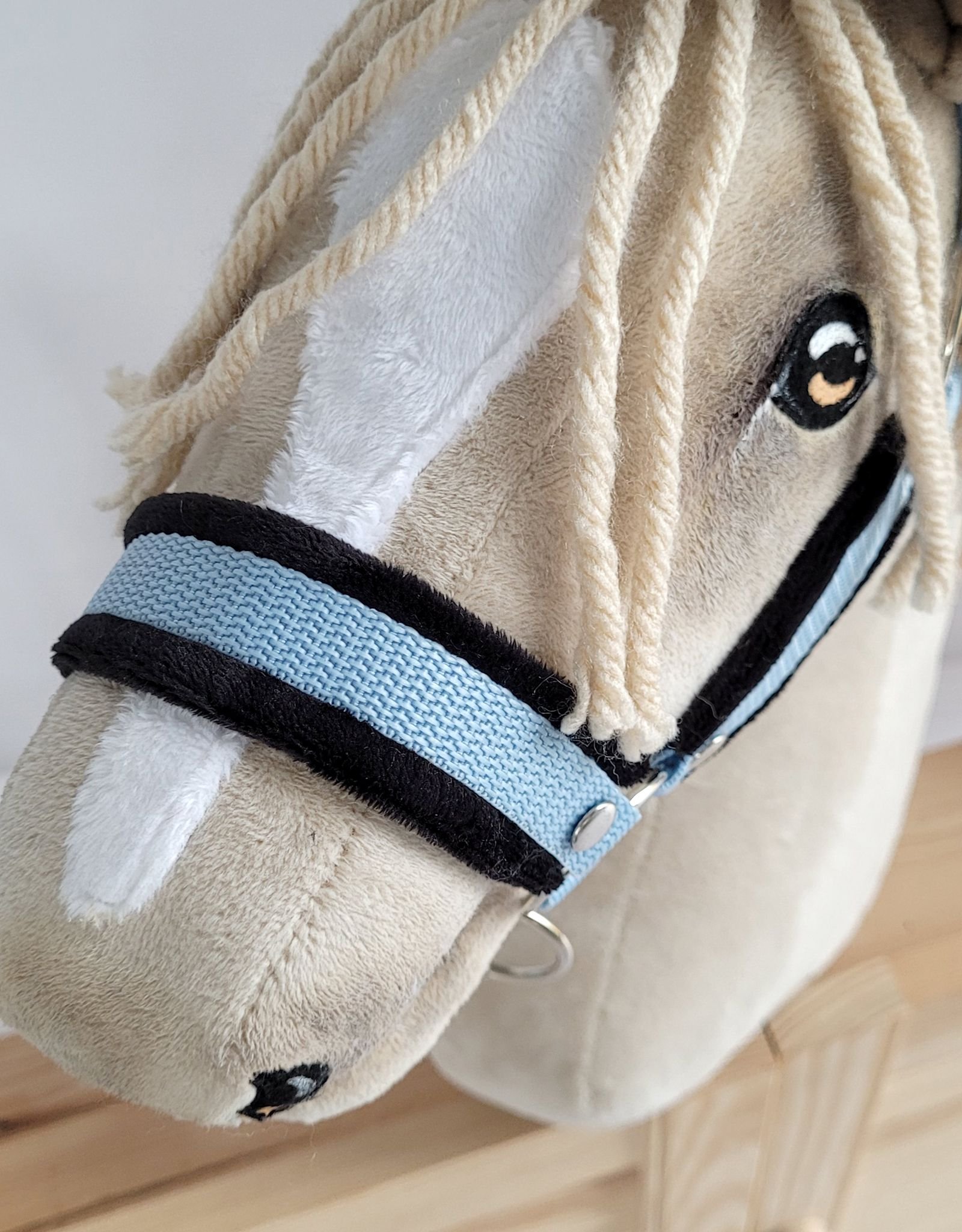 Reguliuojamas apynasris Hobby Horse žirgeliui A3 - šviesiai mėlyna su juodu pūkeliu - Image 7
