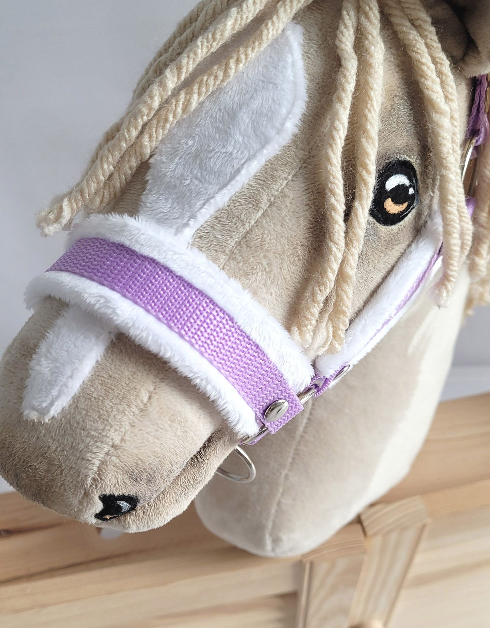 Reguliuojamas apynasris Hobby Horse žirgeliui A3 - violetinė su baltu pūkeliu - Image 7