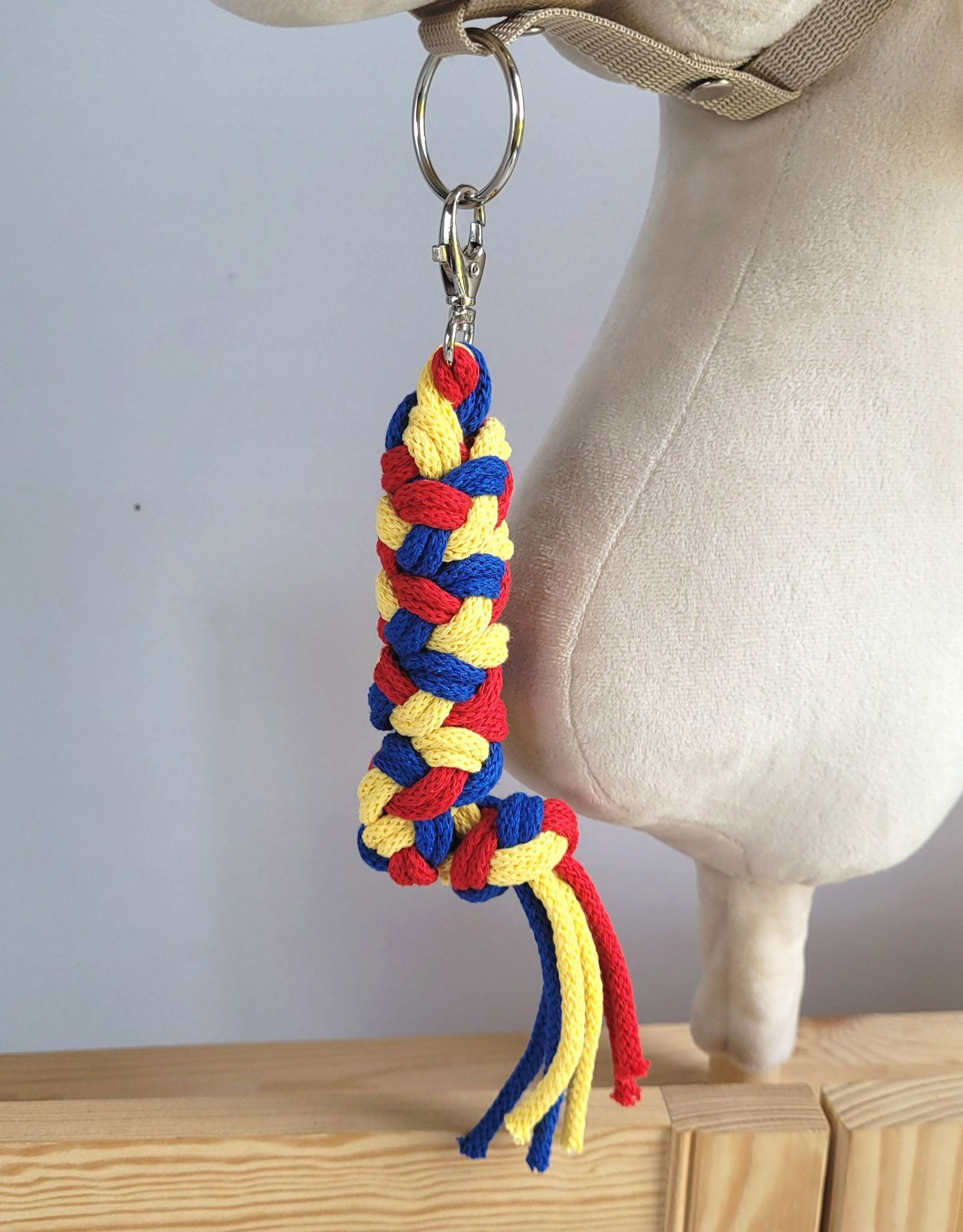 Hobby Horse pavadėlis, pagamintas iš dvigubai vytos virvutės - raudona/rugiagėlių/geltona - Image 2