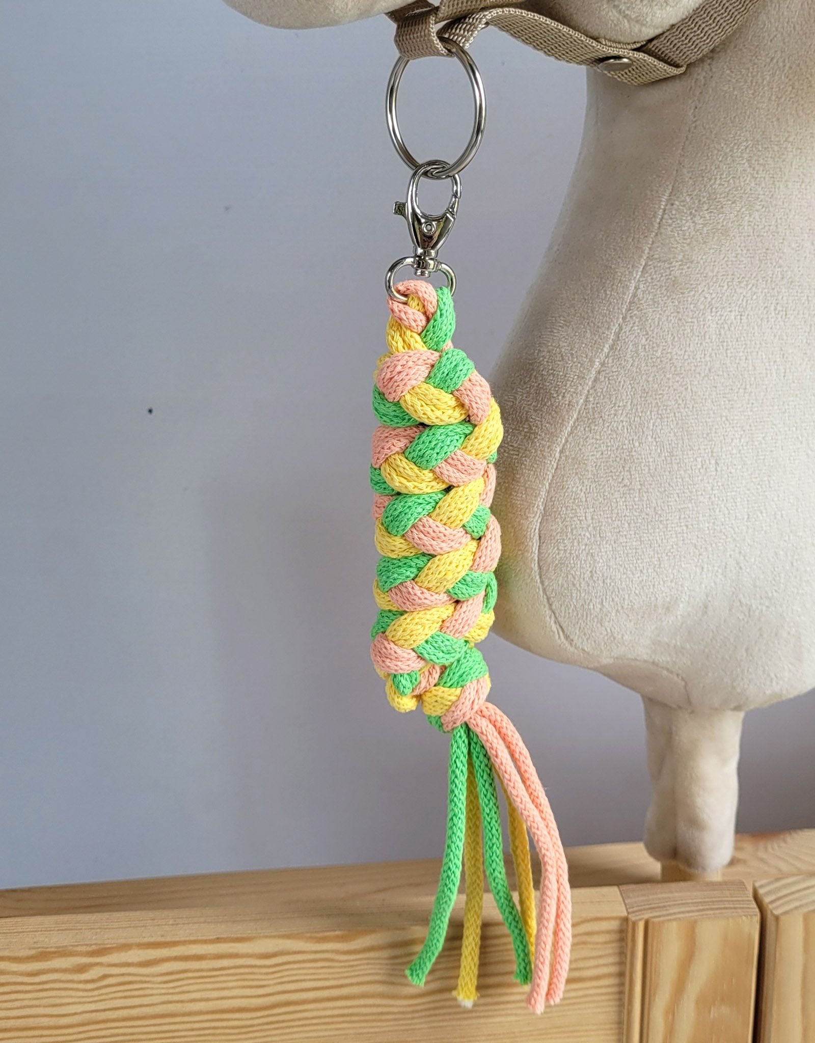 Hobby Horse pavadėlis, pagamintas iš dvigubos virvutės - šviesiai žalia/geltona/persikų spalvos - Image 2