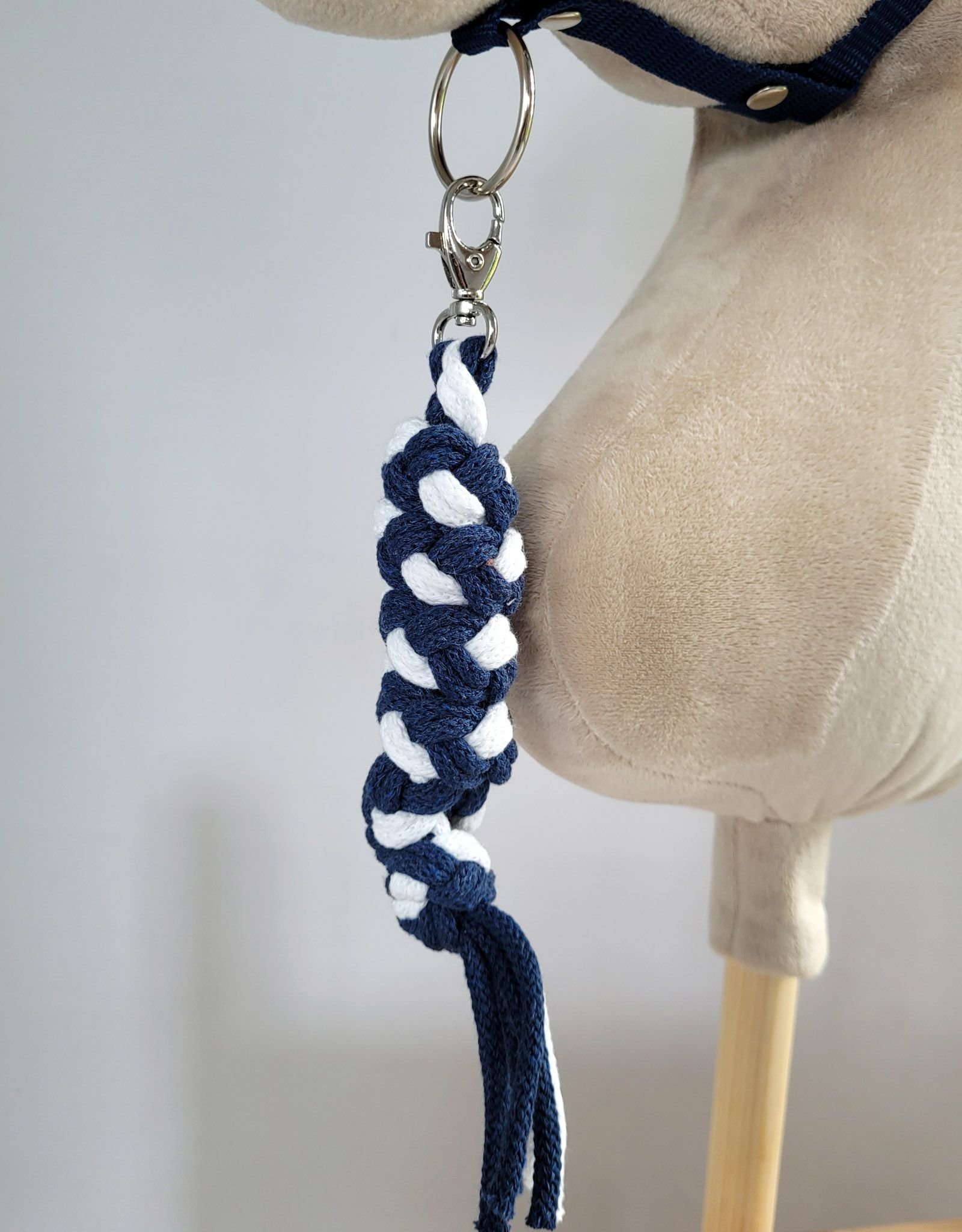 Rinkinys Hobby Horse: apynasris A3 su baltu kailiuku + pavadėlis iš virvės - balta-granatinė - Image 9
