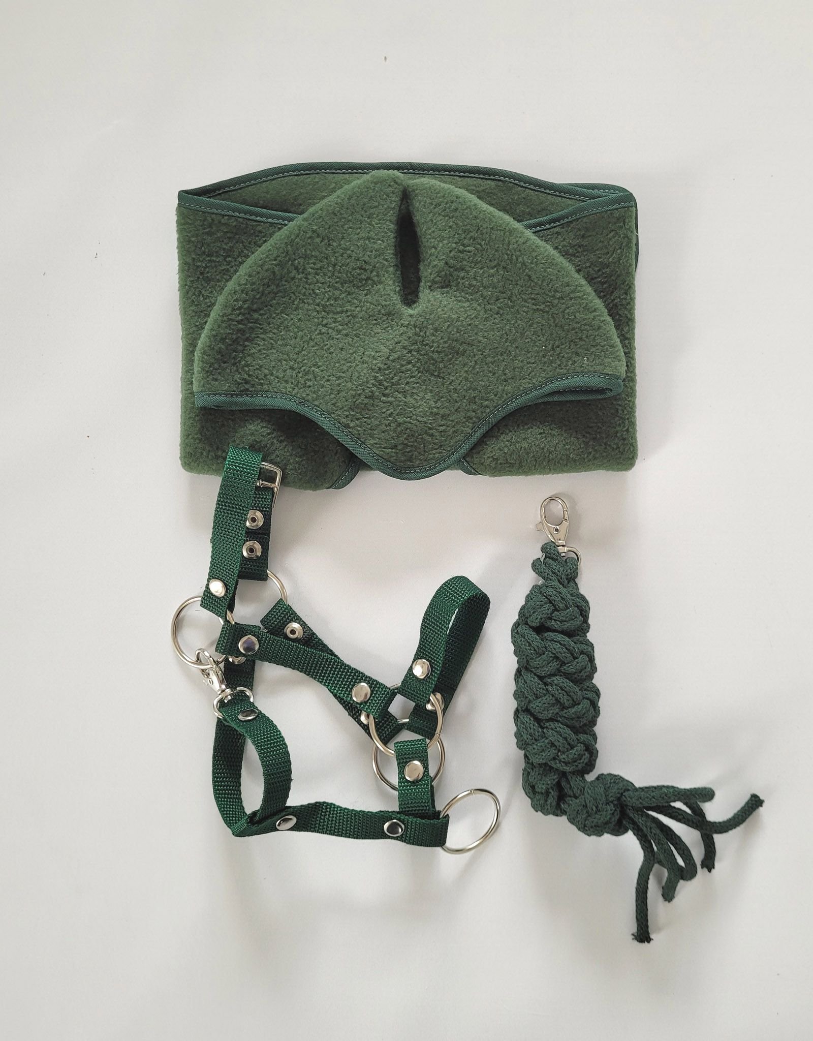 Rinkinys Hobby Horse A3: flisinė antklodė + šiltos ausinės – tamsiai žalia - Image 2