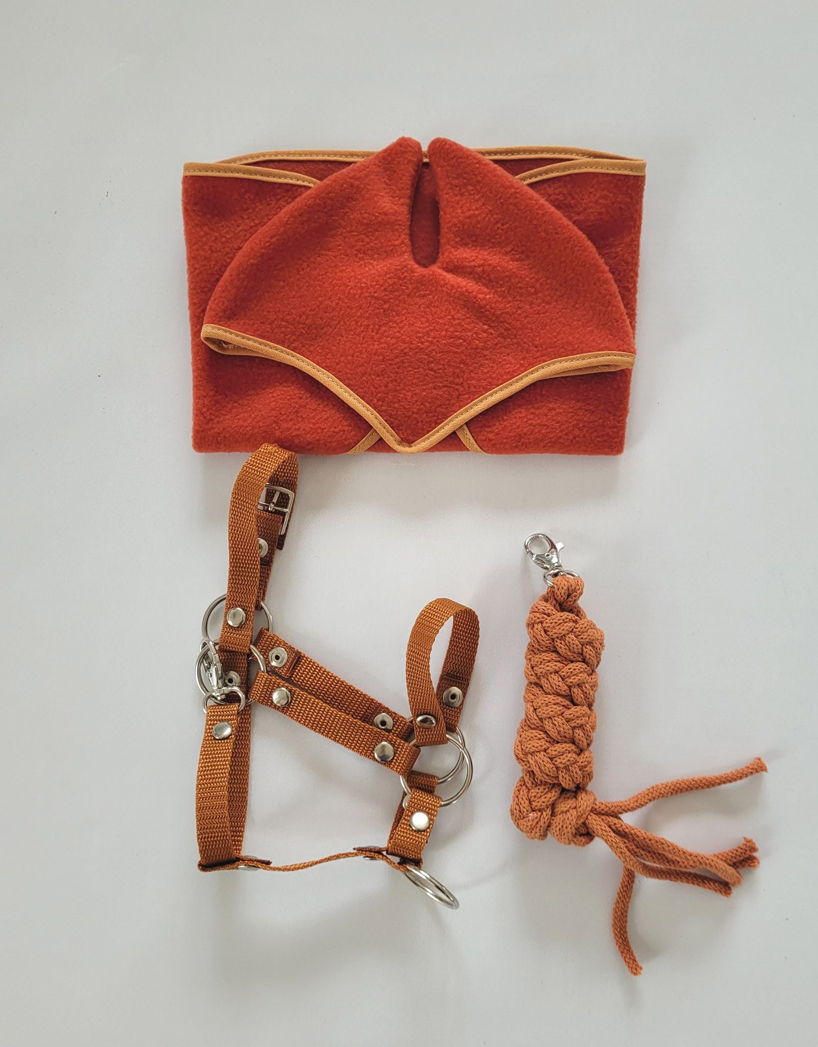 Rinkinys Hobby Horse A3: flisinė antklodė + šiltos ausinės – imbiro spalvos - Image 2