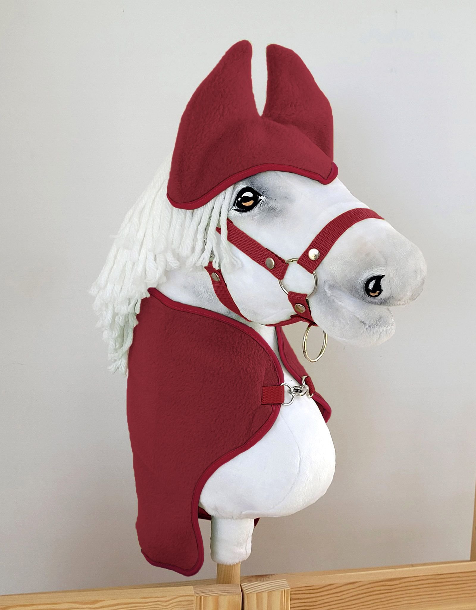 Rinkinys Hobby Horse A4 ir A5: flisinė antklodė + šiltos ausinės – bordo - Image 4