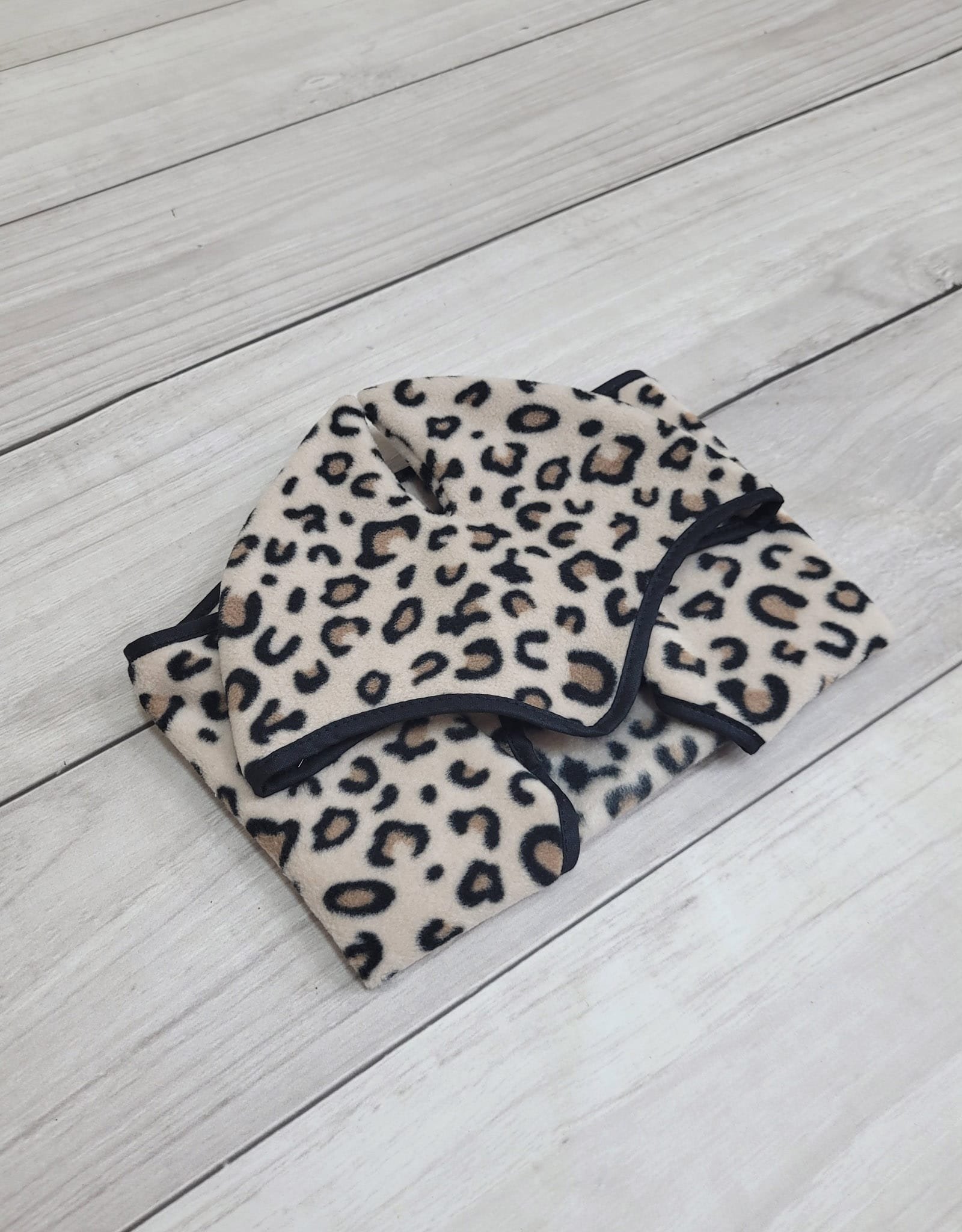 Rinkinys Hobby Horse A3: flisinė antklodė + šiltos ausinės – smėlio spalvos, su leopardo raštu - Image 3